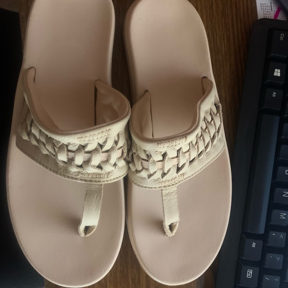 BNWOT-Nike Bella Kai 2 sandals size 6